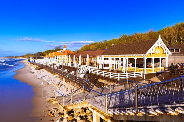 Photo embankment on a sunny day empty resort in the off season zelenogradsk russia may 26 2022