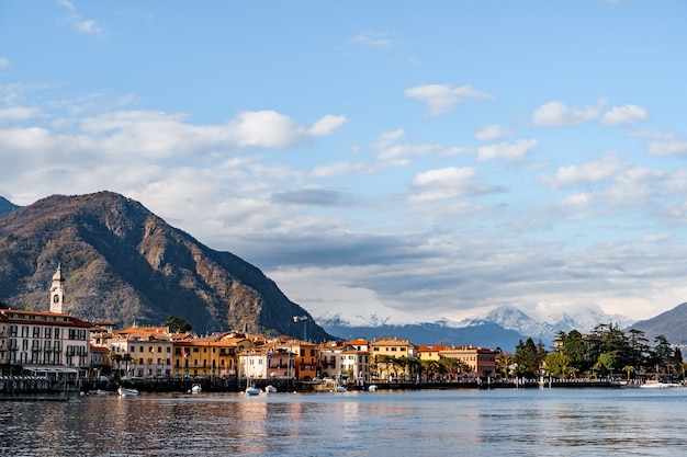 イタリアのコモ湖の山々を背景にしたメナッジョの町の堤防