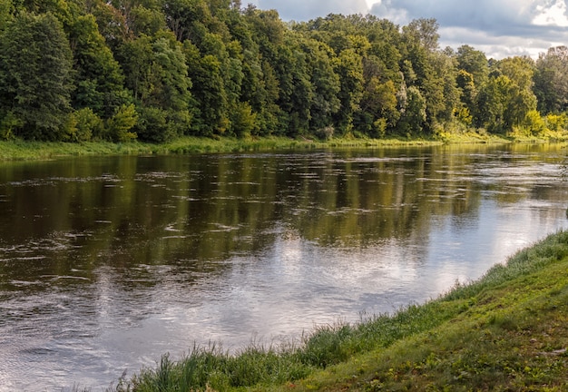 Embankment van de rivier de Neman