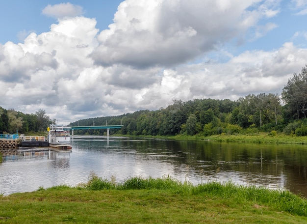 Embankment van de rivier de Neman