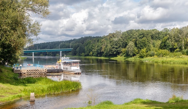 Embankment van de rivier de Neman