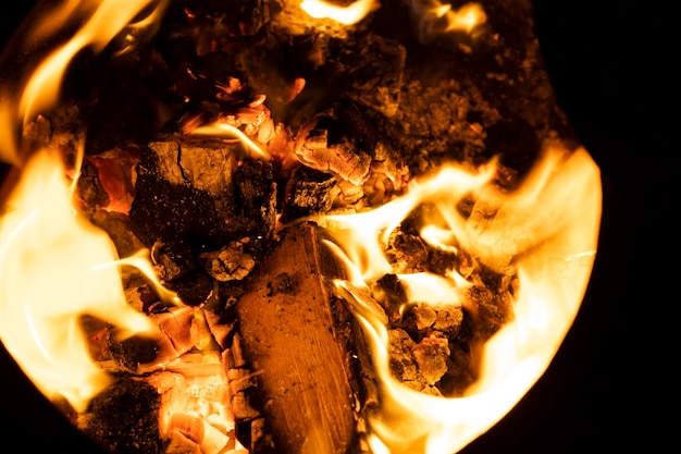 炭火炉の炭火 高温から赤い炭火 オーブンのドアが開いている 石炭で家を暖める 非エコロジカル燃料
