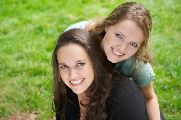 Photo embrace friend sisters young casual friends