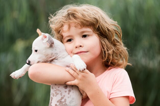 Photo embrace puppy child lovely hugging his puppy pet dog dog puppy dream dreamy kids face daydreamer chi