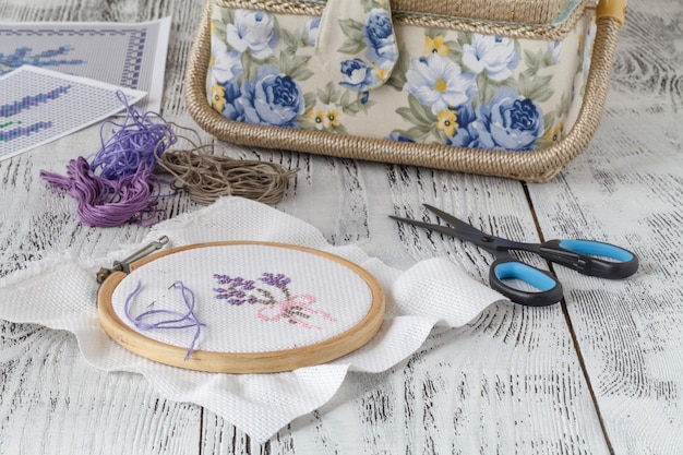 Fiori da ricamo. accessori da cucire. tela, cerchio, filo mouline. needlework. ricamo a mano