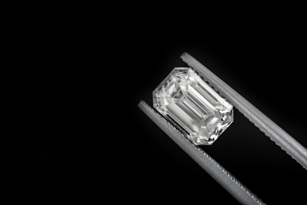 Emerald Cut Diamond in sieraden pincet