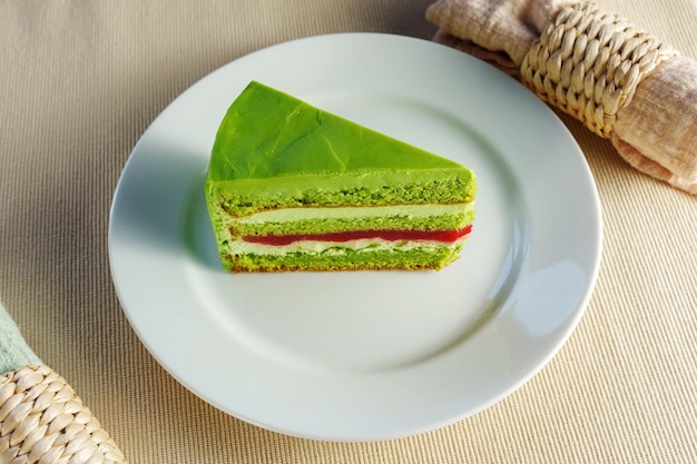 Emerald Euphoria Een weelderige plakje groene taart op delicaat wit porselein
