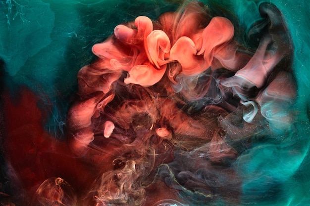 에메랄드 레드 잉크 추상적 인 배경 향수 물 담뱃대 화장품에 대한 아크릴 페인트 배경 신비한 연기 구름 다채로운 안개