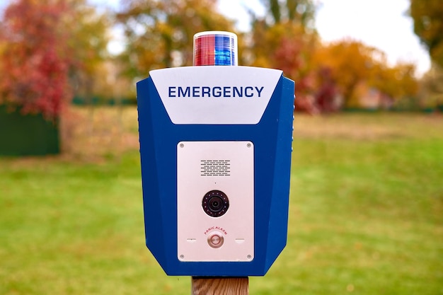 Cassetta di emergenza nel parco cittadino pulsante di chiamata della polizia per chiedere aiuto ai criminali ordine di sicurezza del parco in città