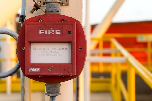 Emergency brandalarm activeringssysteem op offshore boorplatform.