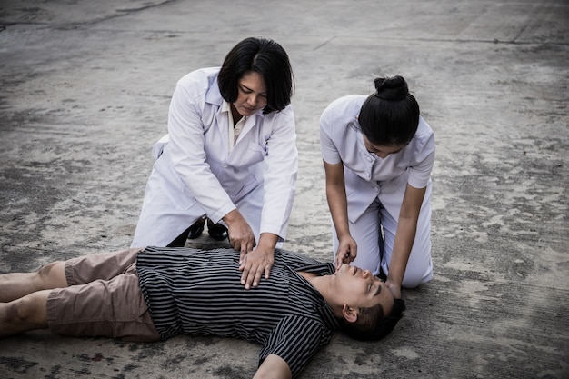 人の緊急CPR、看護師が蘇生を処理しようとする（応急処置）