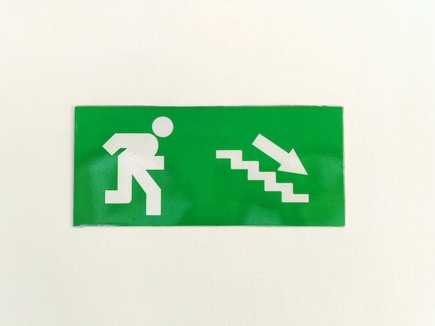 Photo an emergency exit sign on a white wall