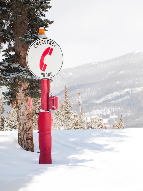 コロラド州キーストーンのスキー場にある緊急電話。