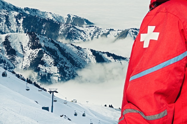 Emergency reddingsteam in rood uniform op skiresort.