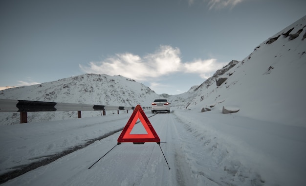 Foto segnale di emergenza su una strada innevata