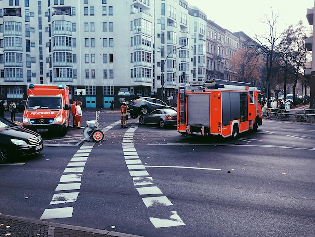 Foto lavoratori di emergenza in un incidente d'auto in una strada cittadina