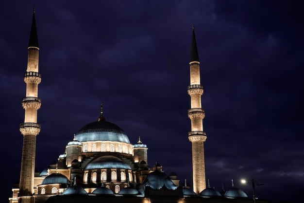 Photo eminonu yeni cami new mosque in istanbul turkey night view