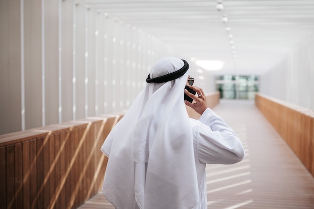 Foto emirati-kerel die selfie neemt in de levensstijl van de stedelijke stad in het hart van dubai