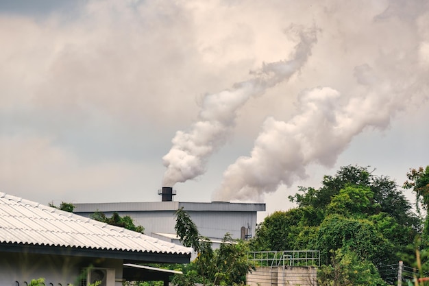 写真 産業プラントの煙突から大気への排出煙汚染環境問題地球温暖化気候変動温室効果