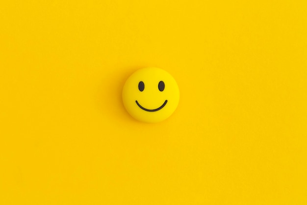 Фото Смайлик улыбка на желтом фоне