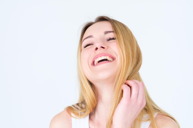 Emotie gezicht erg blij blij opgewonden tot stukjes vrouw met stralende glimlach jong mooi blond meisje portret op witte achtergrond