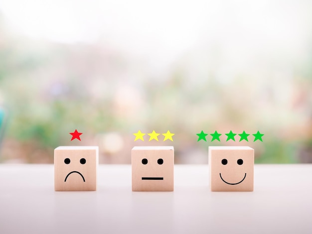 Emotie gezicht houten blok met sterrenclassificatie Klantenservice waarderingservaring feedback emotie en tevredenheidsenquête