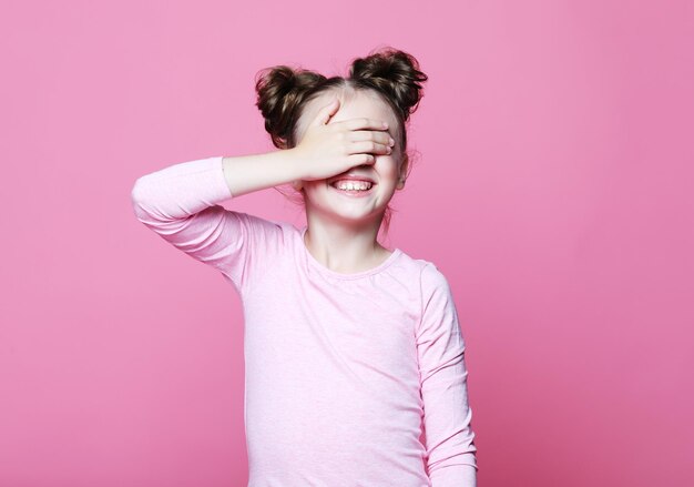 Emotie jeugd en mensen concept schattig lachend meisje met gesloten ogen