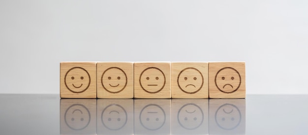 Эмоциональный лицевой блок Смайлик для отзывов пользователей Рейтинг услуг, ранжирование отзывов клиентов, оценка удовлетворенности и концепция обратной связи