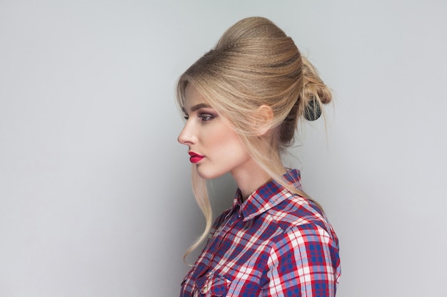 Photo emotional blonde girl on gray background