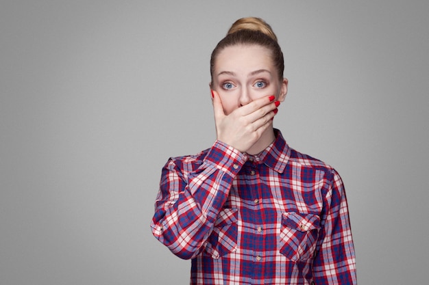 Foto ragazza bionda emotiva su sfondo grigio