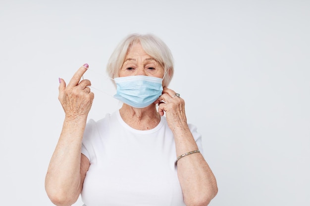 감정적 인 노인 여성 건강 라이프 스타일 의료 마스크 치료 밝은 배경