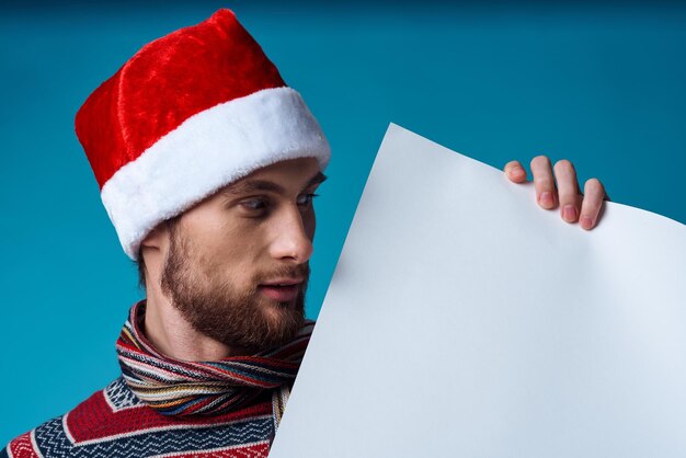 Фото Эмоциональный мужчина в рождественском белом макете постер изолированный фон фото высокого качества