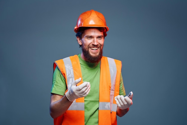 Foto uomo emotivo su vernice arancione costruttori professionisti lavorano foto di alta qualità