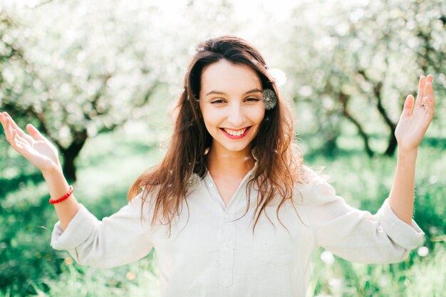 Foto modello emotivo in posa nel giardino verde smeraldo