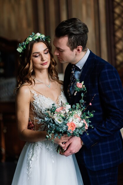 Momento emozionante dell'incontro con gli sposi nel giorno del loro matrimonio. una coppia in passeggiata, a palace