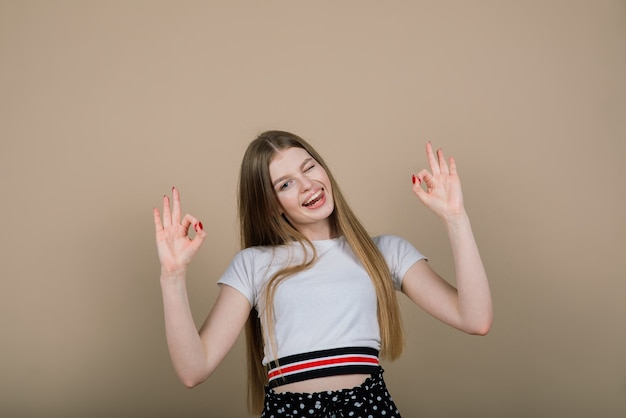 Photo emotional portrait of surprised woman