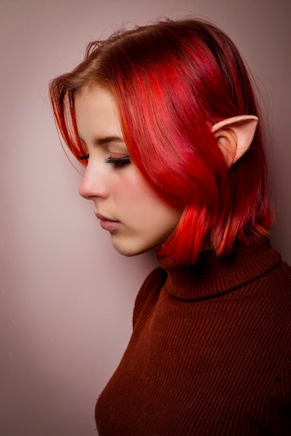 Photo emotional teenage girl with pink hair and elf ears