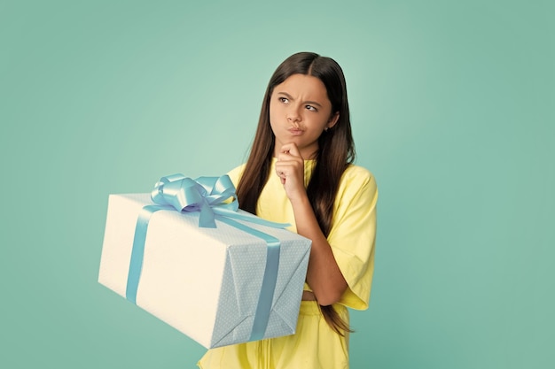 感情的な 10 代の子供は誕生日にギフトを保持します 幸せな新年やクリスマスを祝うギフト ボックスを保持している面白い子供の女の子 ティーンエイ ジャーの女の子の思いやりのある感情に直面します