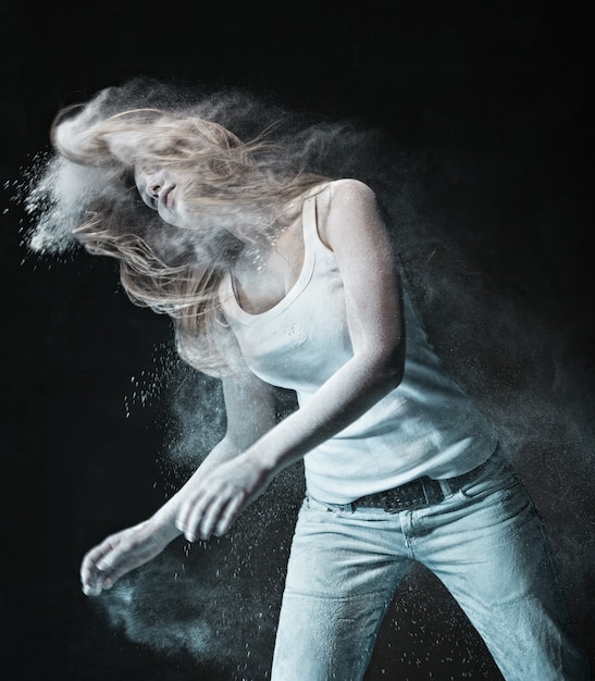 Photo emotional wild woman with flying hair and ashes