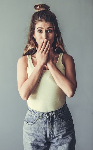 Photo emotional young girl