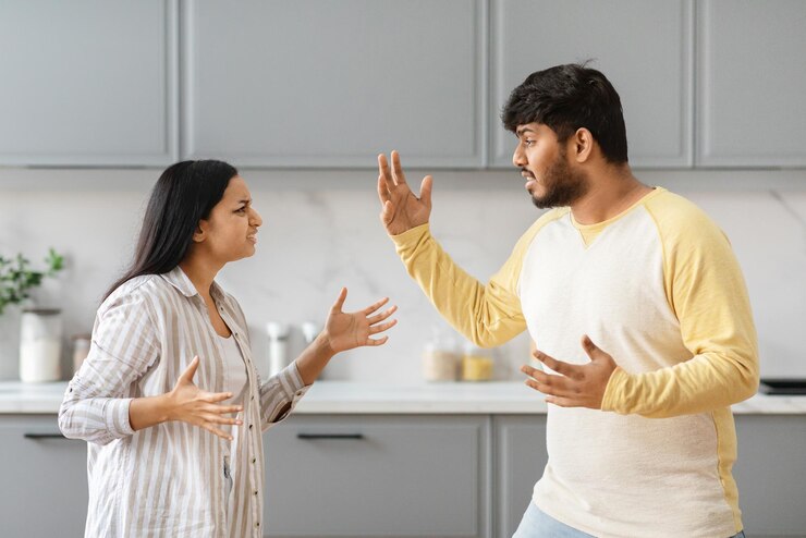 फोटो emotional young indian couple fighting at kitchen