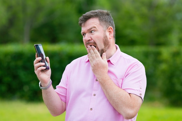 Emotioneel gesprek van een man op een mobiele smartphone Volwassen man in ongeloof en woede van praten