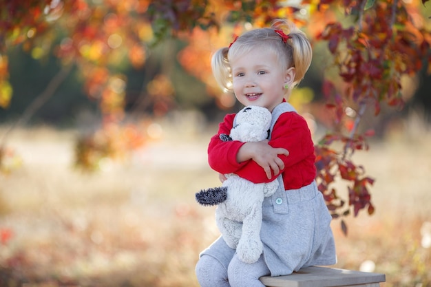 emotioneel plezier schattig klein meisje buiten