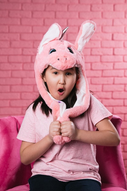 emotioneel portret van Aziatisch meisje in halloween-kostuums op roze achtergrond