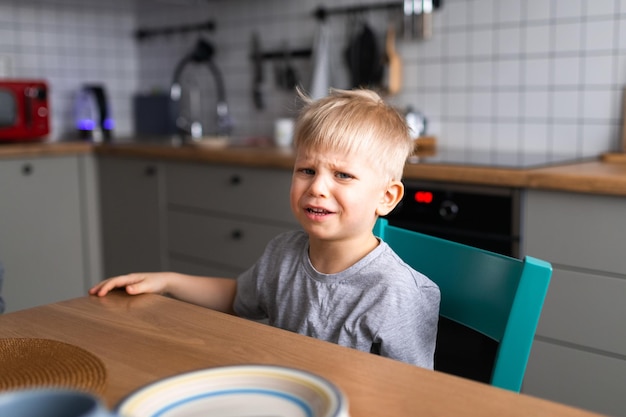 Emotioneel portret van huilende jongen thuis