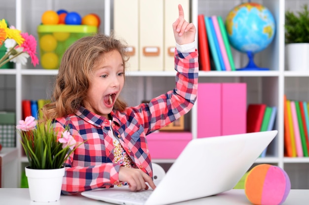 Emotioneel schattig meisje met laptop