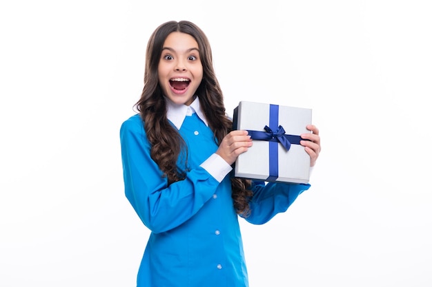 Emotioneel tienerkind houdt cadeau op verjaardag Grappig kindmeisje met geschenkdozen om gelukkig Nieuwjaar of Kerstmis te vieren