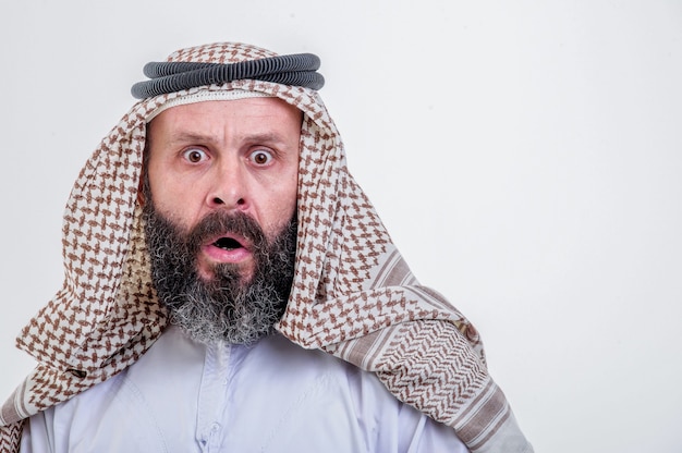 Emotionele Arabische man die zich voordeed op witte achtergrond.