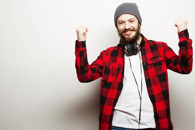 Emotionele en mensen concept jonge, bebaarde man met goed idee teken Hipster stijl