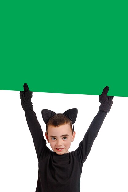 Foto emotionele jongen gekleed als een zwarte kat met groene poster isolated purim halloween